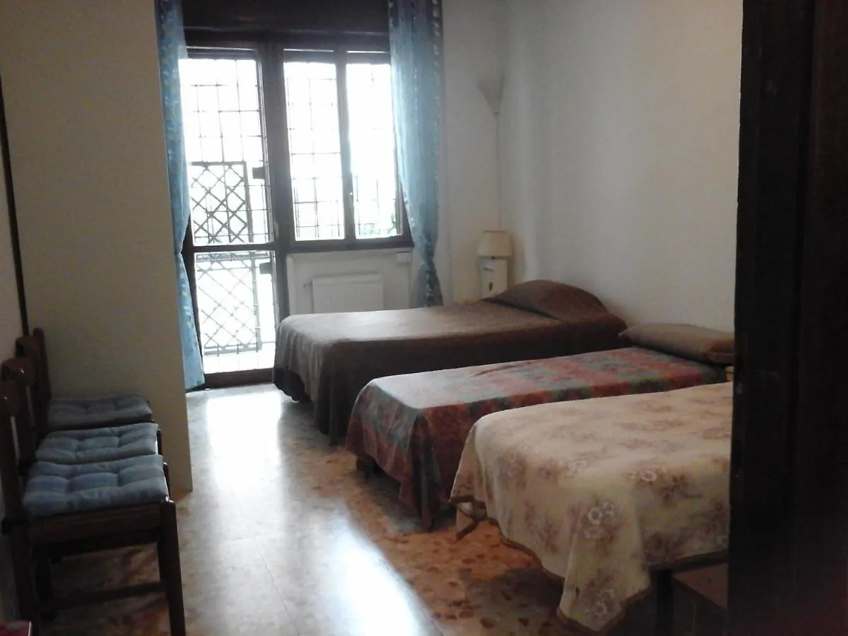 فندق مبيت وإفطار روما B&B Near Metro' Central Line - Only Wc In The Rooms 15 Minutes To Termini Station 20 To Spagna Square - In The Night Bus إيطاليا