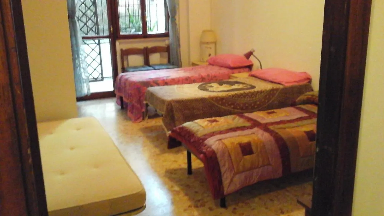 Alojamento de Acomodação e Pequeno-almoço B&B Near Metro' Central Line - Only Wc In The Rooms 15 Minutes To Termini Station 20 To Spagna Square - In The Night Bus Roma